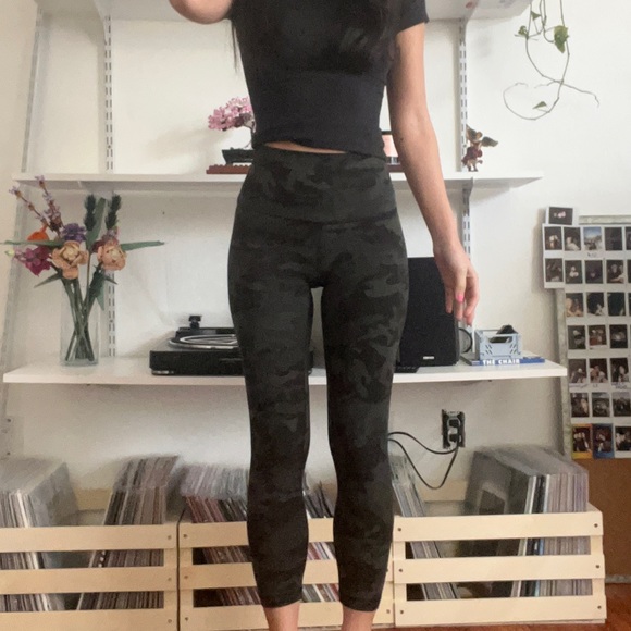 LULULEMON CROP ALIGN PANT - Picture 4 of 7